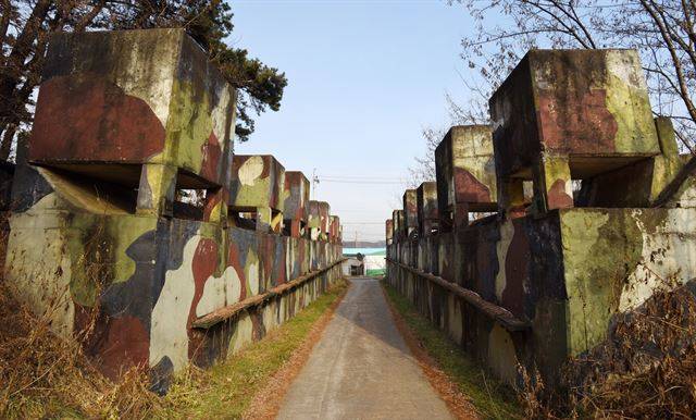 경기 파주시 월롱면 위전리의 한가한 시골길에 ‘도로낙석’형 대전차방호벽이 유물처럼 서 있다. 도로 체계가 발달하면서 과거 설치된 대전차방호벽의 위치가 군사적 효용성을 상실한 경우가 많다.