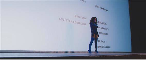 가수 엄정화가 신곡 '엔딩 크레딧' 뮤직비디오에서 극장 스크린을 뒤로 하고 서 있다. 크레디트가 올라간 뒤에도 춤을 추는 건, 무대에 대한 끝없는 열정의 표현이다. 뮤직비디오 캡처