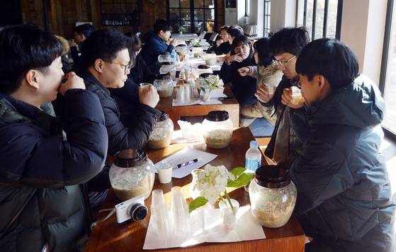 신평양조장에서 체험관광객들이 플라스틱 통에 고두밥과 누룩 등을 담은 뒤 막걸리를 시음하고 있다. 프리랜서 김성태