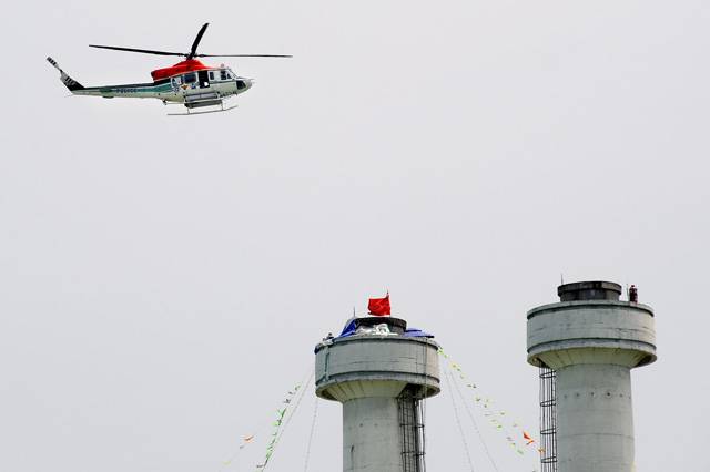 ▲ 경찰 헬기가 쉴새없이 도장공장 옥상 위에 알 수 없는 액체가 담긴 봉투를 떨어트린다. 이 액체가 닿으면 무엇이든 녹아버린다. 회사 측이 가져다 놓은 차량에서는 가요와 노조에 대한 비방, 협박, 심지어 팝송까지 흘러나온다. 해가 완전히 사라진 밤이 되어도 잠을 잘 수가 없다. ⓒ프레시안