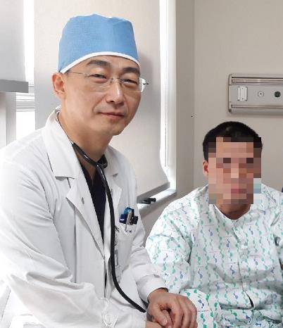 이국종 교수와 환자 A씨 [환자가족 제공=연합뉴스]