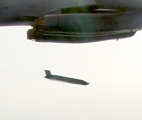 전략폭격기 B-1B에서 발사되는 미 공군의 스텔스 장거리 대함미사일[트위트 캡처]