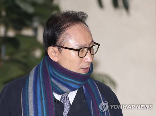 사무실 나서는 이명박 (서울=연합뉴스) 박동주 기자 = 이명박 정부 시절 국가정보원의 각종 정치개입 의혹에서 '정점'에 있는 원세훈 전 국정원장이 피의자 신분으로 검찰에 소환된 28일 오후 이 전 대통령이 서울 강남구 사무실을 나서고 있다. 2017.11.28      pdj6635@yna.co.kr