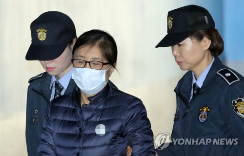 결심공판 법정 출석하는 최순실 (서울=연합뉴스) 최재구 기자 = 헌정 초유의 대통령 탄핵을 몰고 온 국정농단 사건의 핵심 인물인 '비선실세' 최순실씨가 1심 결심공판에 참석하기 위해 14일 오전 서울 서초구 서울중앙지법에 들어서고 있다.       jjaeck9@yna.co.kr