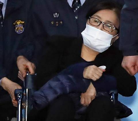 기력 소진? 휠체어 타고 법원 나서는 최순실  (서울=연합뉴스) 김인철 기자 = 헌정 초유의 대통령 탄핵을 몰고 온 국정농단 사건의 핵심 인물인 '비선실세' 최순실씨가 1심 결심공판을 마치고 휠체어를 탄 채 14일 오후 서울 서초구 서울중앙지법을 나서고 있다.      검찰은 이날 최순실씨에게 징역 25년과 벌금 1천185억원, 추징금 77억9천735만원을 구형했다. 2017.12.14      yatoya@yna.co.kr