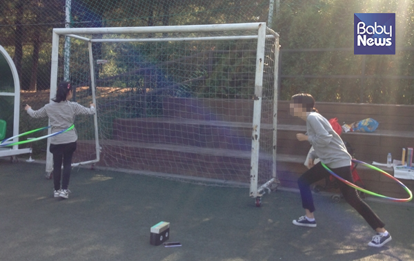 딸이 처음 보는 사람들과 자연스럽게 어울려 노는 모습을 보니, 함께 오길 정말 잘했다는 생각이 들었다. ⓒ최은경