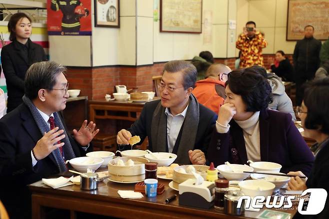 문재인 대통령과 부인 김정숙 여사가 14일 오전(현지시간) 중국 베이징 조어대 인근의 한 현지식당에서 유탸오와 더우장(중국식 두유)으로 아침식사를 하고 있다.(청와대 페이스북) 2017.12.14/뉴스1 © News1 이광호 기자