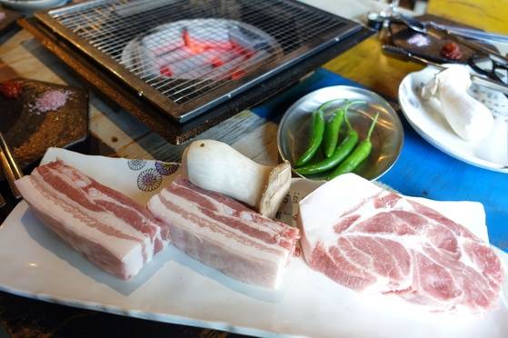 ‘육통령’의 대표 상품인 흑돼지 오겹살과 목살. 1인분은 150g씩이다.