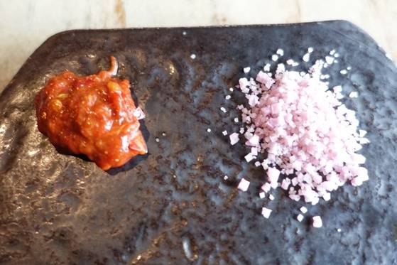 구운 고기를 찍어먹는 순태젓과 볶은 소금. 순태젓은 갈치속젓과 밴댕이젓을 갈아서 섞은 다음 갖은 양념을 했고, 소금은 9년 동안 간수를 빼고 포도주를 부어 볶았다.