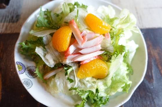 기본 세트에 들어가는 그린 샐러드.