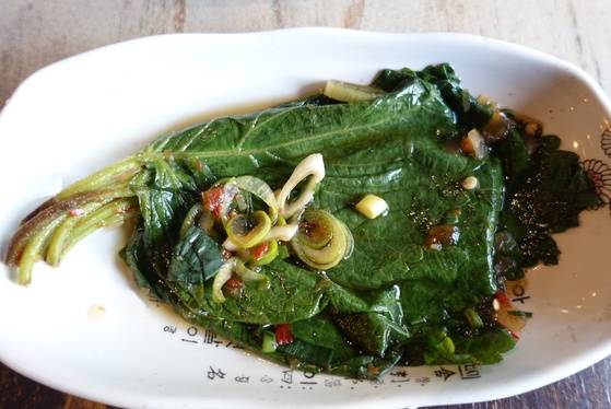 여주인 김옥경씨가 특별히 공을 들이는 사골국물 깻잎지.