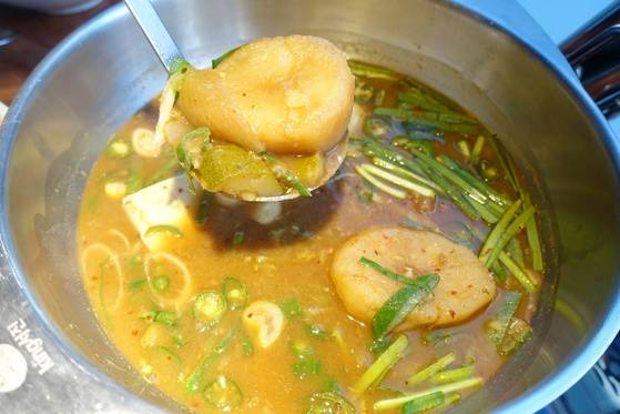 남편의 취향과 의중을 반영해 부인이 1년에 걸쳐 개발했다는 ‘육통령’의 토장찌개는 감자·호박·양파 같은 채소를 숭덩숭덩 큼직하게 썰어 넣고 짜지 않게 오래 끓인다는 특징이 있다.