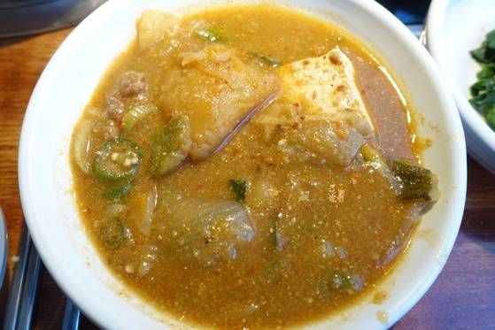 끓이면서 먹던 토장찌개에 현미를 도정할 때 나온 속쌀겨를 두어 숟갈 넣자 음식 모양과 맛이 확 달라졌다. 더 구수하고 부드러운 맛이었다.