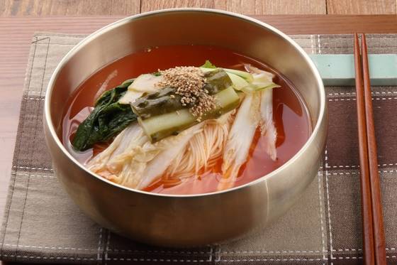 백김치, 얼갈이·열무물김치, 오이지가 어우러져 깊고 시원한 맛을 내는 김치말이국수.
