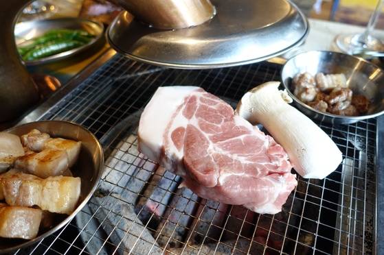 돼지 목살도 2.5㎝로 두툼하게 잘라 양면을 30~40초씩 구운 다음 먹기 좋은 크기로 자른다. 먼저 구운 고기는 더 익지도, 식지도 않게 접시에 담아 석쇠에 올려두고 먹는다.