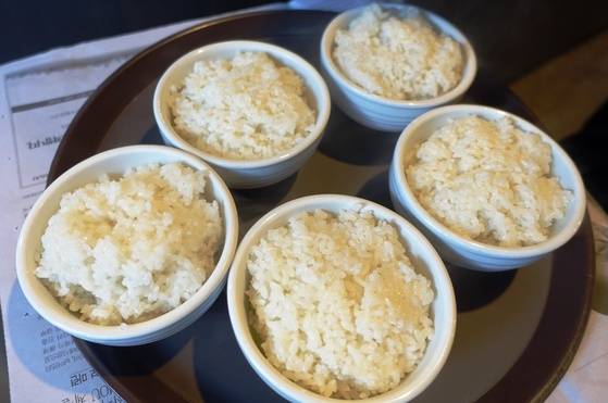 솥에서 갓 퍼낸 쌀밥. 어른들 말처럼 밥알이 탱글탱글하고 기름이 자르르 흐른다.