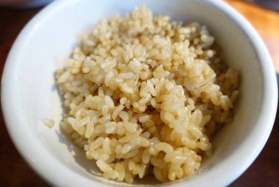 밥솥 9개 중 하나는 현미밥을 지어 원하는 손님에게 서비스로 준다. 보통 밥은 30분이면 짓지만 현미밥은 1시간이 걸린다. 이 밥을 먹으려고 일부러 오는 손님도 있다고 한다. 꼭꼭 오래 씹어서 먹으니 고소한 맛이 일반 밥보다 좋았다.