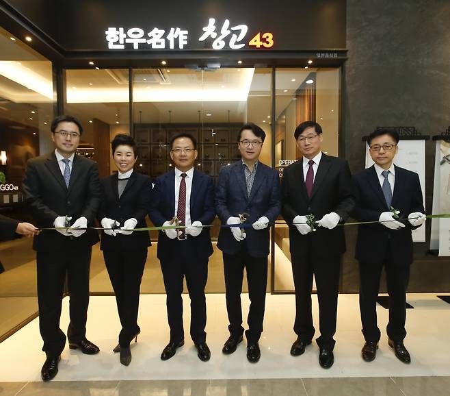 bhc의 프리미엄 한우전문점 창고43이 15일 송도점 오픈식을 가졌다. 박현종 bhc 회장 (오른쪽에서 세 번째)과 임금옥 bhc 대표(오른쪽에서 네 번째) 등 관계자들이 참석해 테이프 컷팅을 하고 있다.