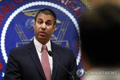 아짓 파이 미국 FCC 위원장 2017년 12월 14일 FCC가 망중립성 폐기를 결정한 후 아짓 파이 FCC 위원장이 워싱턴의 FCC 청사에서 기자의 질문에 답하고 있다. (AP Photo/Jacquelyn Martin) [AP=연합뉴스]