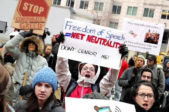 미국 연방통신위원회(FCC)가 14일(현지시간) ‘망 중립성 원칙’을 폐기하는 결정을 내린 가운데 미국 전역에서 반대 시위가 속출했다. 시민단체들은 온라인 소비자들의 편의성 저하를 우려하고 있다. [AFP=연합뉴스]