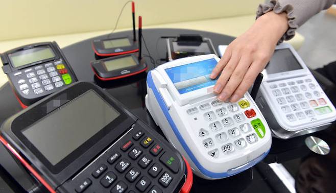 국내 카드 단말기 제조사들이 정부의 과도한 보안인증 제도 운영으로 생존을 위협받고 있다며 개선을 촉구했다. 국제 표준과도 동떨어진 국내 보안 인증제도를 대폭 간소화해야 한다는 주장이 제기됐다. 15일 POS제조사가 시중에 사용중인 IC결제단말기를 보여주고 있다.