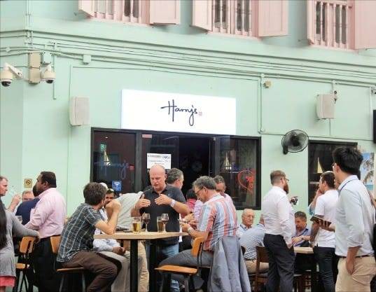 리버사이드 클락키의 한 펍에서 맥주를 마시는 사람들.