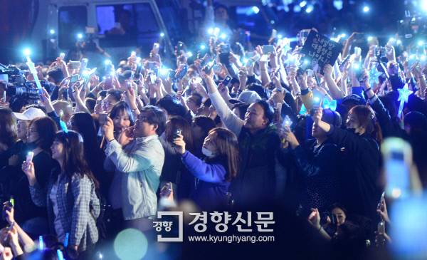 5월 9일 문재인 대통령 당선인이 서울 광화문 특설무대에 오르자 지지자들이 환호하고 있다. / 김창길 기자
