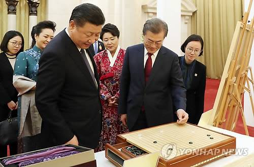 문 대통령, 시진핑 주석으로부터 바둑판과 바둑알 선물받아 (충칭=연합뉴스) 중국을 국빈방문 중인 문재인 대통령이 지난 14일 베이징에서 열린 국빈만찬장에서 시진핑 국가주석으로 부터 바둑판과 바둑알을 선물 받고 있다. 2017.12.16 [청와대 제공=연합뉴스]   scoop@yna.co.kr