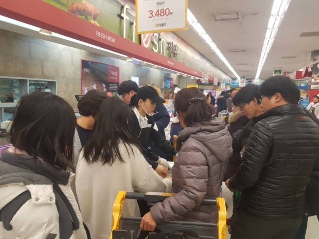 많은 소비자들로 북적이는 축산코너 시식 매대의 모습.