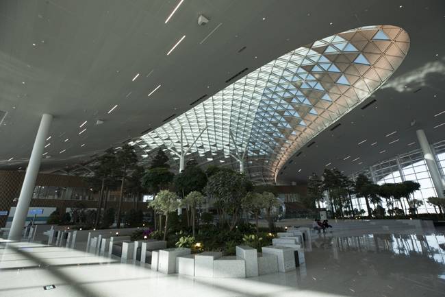 인천국제공항 제2여객터미널 3층 출국장 보안시설 내부. 높은 층고, 자연채광, 정성 들인 조경 등이 어우러져 산뜻한 분위기를 낸다. [조영철 기자]
