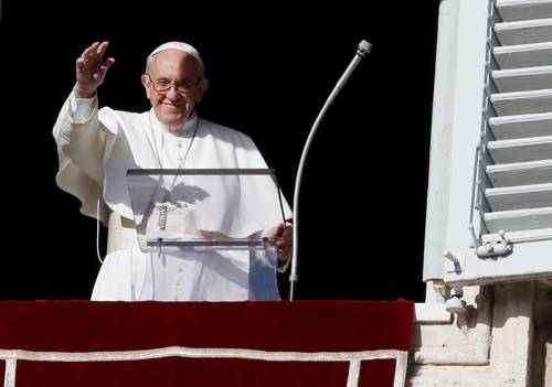 손들어 인사하는 교황 (바티칸 로이터=연합뉴스)