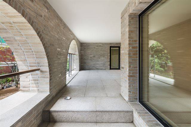 2층 베란다의 아치형 창문. 크기를 조금씩 다르게 해 정원에서 볼 때 운율감을 느낄 수 있게 했다. 신경섭 건축사진작가 제공