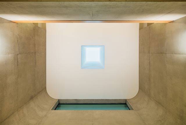 거실 소파에서 올려다본 빛 굴뚝. 밤에는 별이 낮에는 구름이 흘러가는 게 보인다. 신경섭 건축사진작가 제공