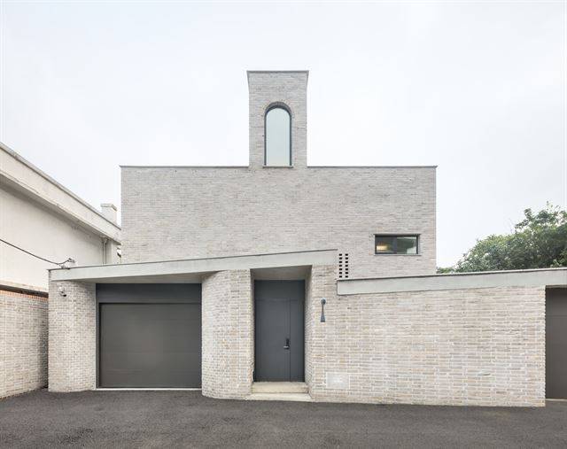 길 쪽에서 본 청운동 주택. 모든 창이 정원을 향해 나 있어 닫힌 느낌을 줄까 봐 길쪽으로 아치형 창문을 만들었다. 신경섭 건축사진작가 제공