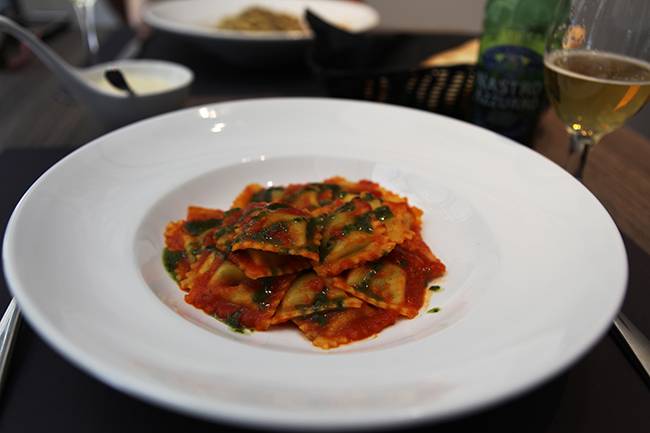 리코타 치즈 토마토 소스의 라비올리