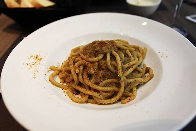 송로버섯과 호두 소스의 피치