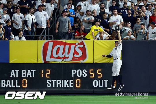 프란시스코 린도어(클리블랜드)의 홈런성 타구를 잡아내는 저지 (사진=OSEN)