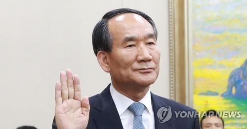 박승춘 전 보훈처장 지난 10월 20일 국회 정무위원회에서 국정감사 증인으로 출석해 선서를 하고 있는 박승춘 전 보훈처장 [연합뉴스 자료사진]