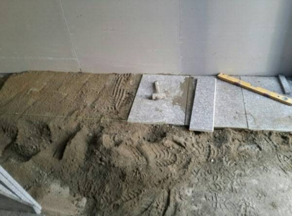 일반적으로 물을 사용하여 시공되는 방식을 습식시공이라 부른다. 사진은 시멘트 모르타르를 사용하여 바닥에 석재가 취부되는 과정. /제이아키브 제공