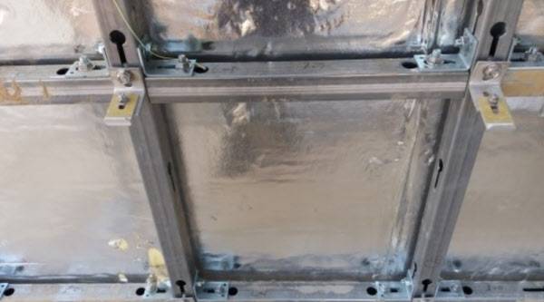 조체가 하중을 견디지 못하는 구조(목조주택 등) 에 설치하기 위해 별도의 철골 구조를 만들고 석재를 붙여 내는 방식이다. /제이아키브 제공