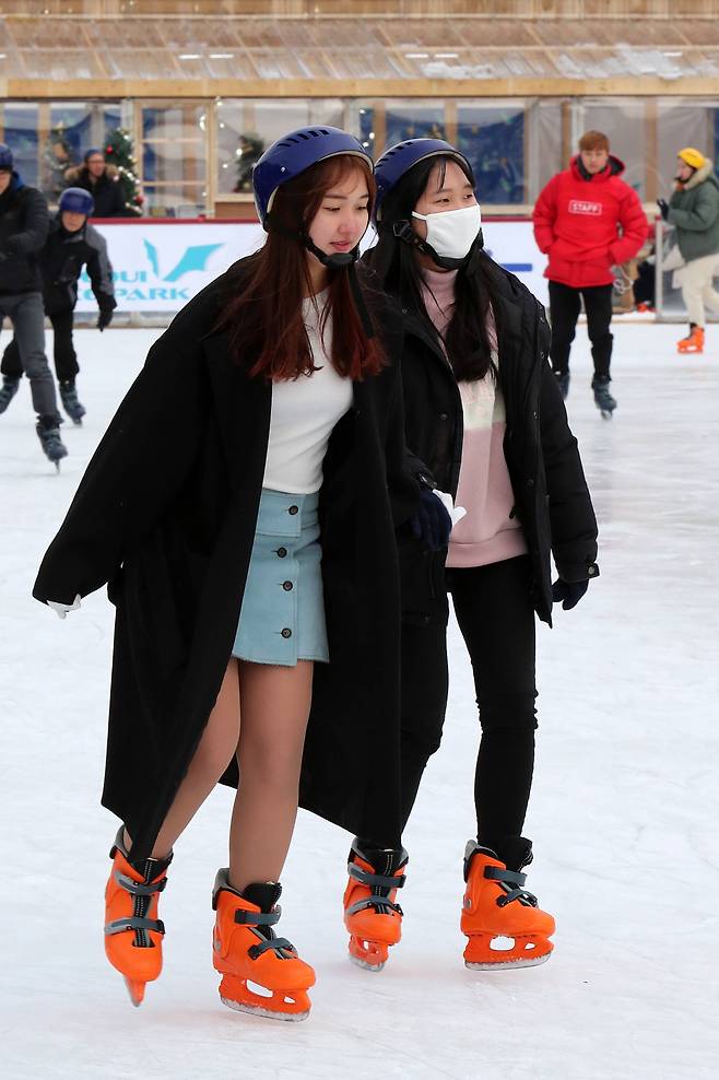 서울 여의도공원 스케이트장 ‘여의아이스파크’가 20일 개장했다.여의아이스파크는 아이스링크 1800㎡와 부대시설 1500㎡ 규모다. 조문규 기자