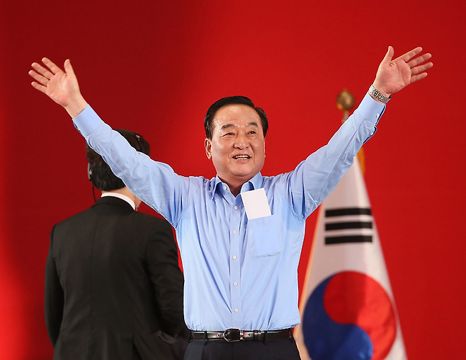 2014년 7월 새누리당 전당대회에서 서청원 의원이 당원들에게 인사하고 있다. © 사진=연합뉴스