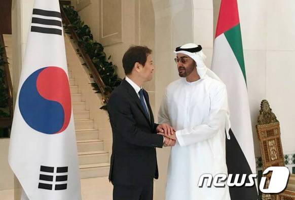 문재인 대통령 특사로 아랍에미리트(UAE)를 방문한 임종석 대통령 비서실장이 10일 오후(현지시간) 쉐이크 모하메드 빈 자이드 알 나흐얀 왕세제와 만나 악수하고 있다.(청와대 제공) 2017.12.10/뉴스1 © News1 이광호 기자