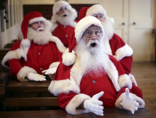 크리스마스 기간 상점과 축제행사에 일할 산타를 가르치는 영국 '산타학교' 학생들 모습(사진=AP연합뉴스)