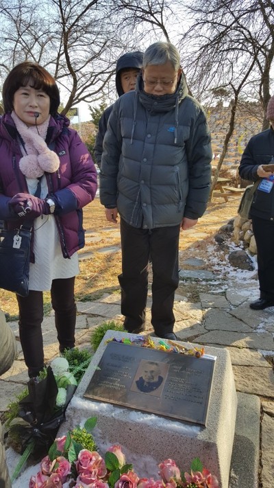 투한차오 중국 와이엠시에이 국가위원회 사무총장이 지난 17일 광주 망월동 구묘역 입구에 있는 힌츠페터 독일 기자의 묘비를 참배하고 있다.