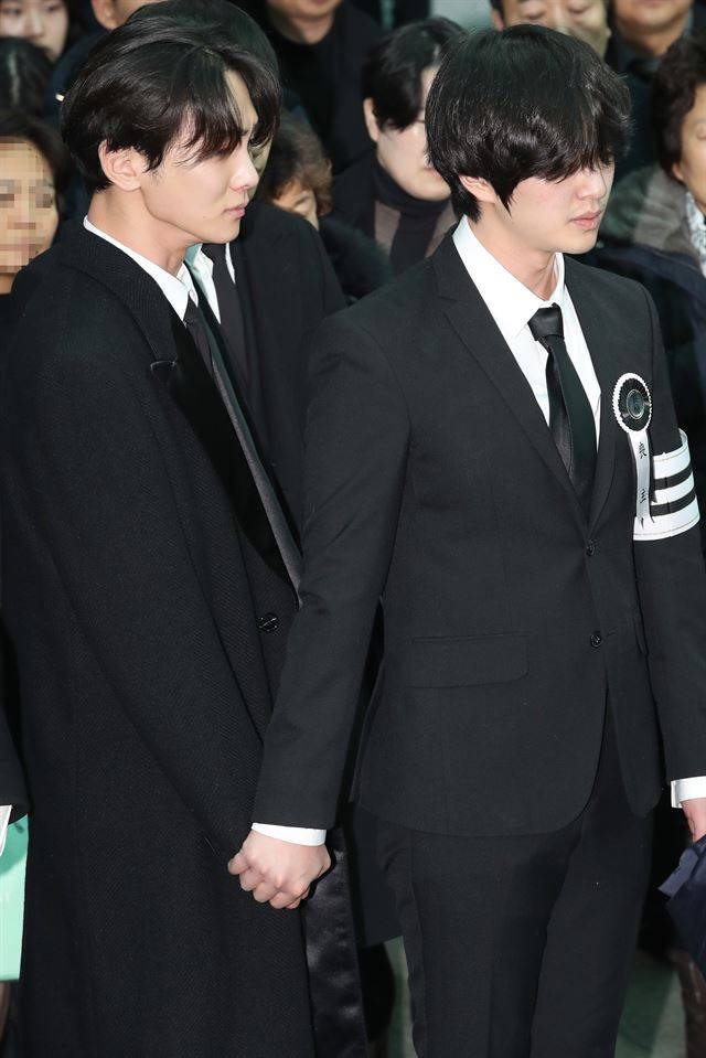 21일 오전 서울 송파구 서울아산병원 장례식장에서 엄수된 그룹 샤이니의 멤버 종현의 발인에서 샤이니 키(왼쪽)와 온유가 고인을 향해 마지막 인사를 하고있다.연합뉴스