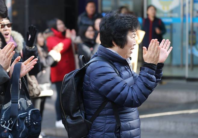 노희섭 인씨엠예술단 단장의 길거리 성악 공연을 들은 관객들이 박수치고 있다. 신인섭 기자