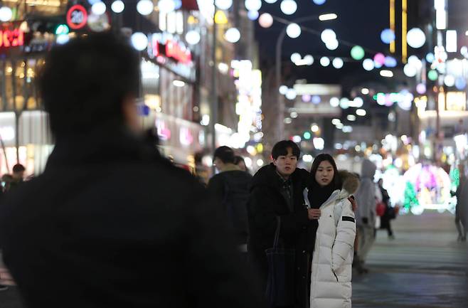 젊은 커플이 성악가인 노희섭 인씨엠예술단 단장의 노래를 듣고 있다. 신인섭 기자