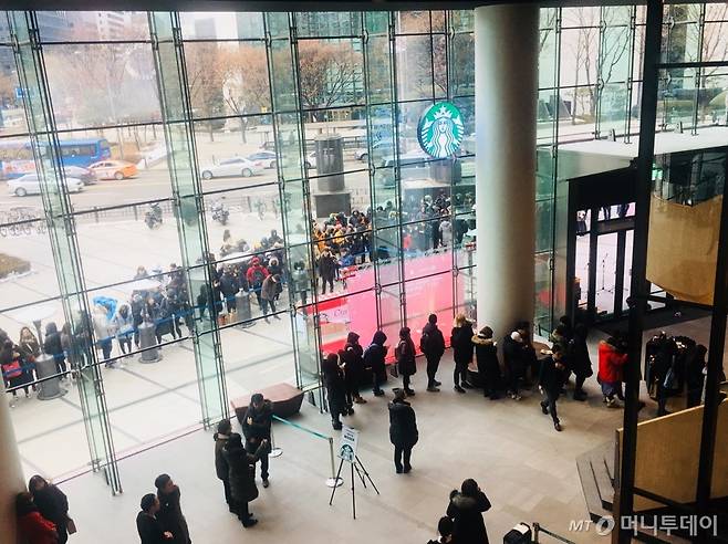 20일 오전 9시 산타 바리스타 발대식을 기다리는 고객의 행렬과 한정판 스타벅스 카드를 구매를 기다리는 고객들 /사진=남궁민 기자