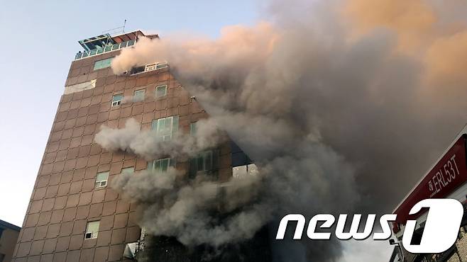 21일 오후 3시53분쯤 충북 제천시 하소동의 한 8층짜리 사우나 건물에서 불이 나 소방당국이 진화 작업을 벌이고 있다. 화재로 현재까지 29명이 사망했다. 2017.12.21/뉴스1 &copy; News1 조영석 기자